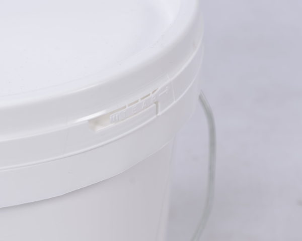 The pull tab of the tamperproof seal on the 8kg and 16kg pails of boric acid